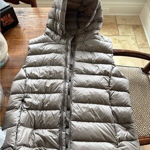Aritzia Hooded Packable Down Puffer Vest in Light Gray